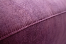 Sedací souprava ALBENA 1200_detail švu u sedáků_v látce Antonio aubergine_obr. 55 Sedací souprava ALBENA 1200_detail švu u sedáků_v látce Antonio aubergine_obr. 55