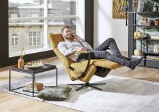 TV relaxační křeslo AROLLA Style_ v látce Paris gelb _ foto s modelem_ obr. 20 TV relaxační křeslo AROLLA Style_ v látce Paris gelb _ foto s modelem_ obr. 20