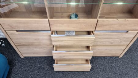 Highboard FIRENZE s LED osvětlením_ detail_ zásuvky s tlumeným dojezdem Soft Close_ foto prodejna_ obr. 4