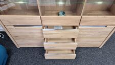 Highboard FIRENZE s LED osvětlením_ detail_ zásuvky s tlumeným dojezdem Soft Close_ foto prodejna_ obr. 4