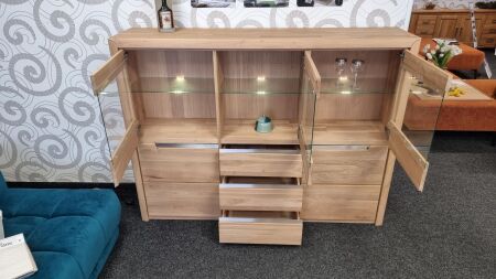 Highboard FIRENZE s LED osvětlením_ otevřeny zásuvky a horní vitrínová část_ foto prodejna_ obr. 5
