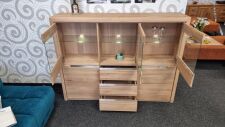 Highboard FIRENZE s LED osvětlením_ otevřeny zásuvky a horní vitrínová část_ foto prodejna_ obr. 5
