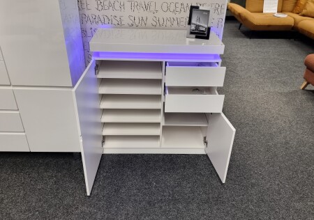 Komoda - botník CORONA_  rozměry š/v/h: 91 / 97 / 38 cm_ bílý lak, vysoký lesk_ včetně LED RGB osvětlení_ otevřený_ obr. 2