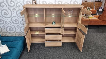 Highboard FIRENZE s LED osvětlením_ kompletně otevřený_ foto prodejna_ obr. 6