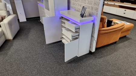 Komoda - botník CORONA_  rozměry š/v/h: 91 / 97 / 38 cm_ bílý lak, vysoký lesk_ včetně LED RGB osvětlení_ otevřený_ šikmýpohled_ obr. 3