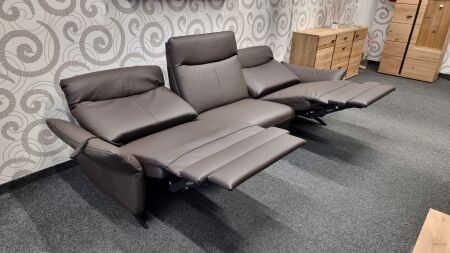 Sofa 3-sed SEVILLA 3620_ š/v/h:  282 x 108 x 94 -174 cm_ 2x  2-motorová polohovací funkce RELAX s mechanismem "srdeční váhy"_  v kůži Dickleder braun_ foto prodejna_ obr. 10