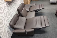 Sofa 3-sed SEVILLA 3620_ š/v/h: 282 x 108 x 94 -174 cm_ 2x 2-motorová polohovací funkce RELAX s mechanismem "srdeční váhy"_ v kůži Dickleder braun_ foto prodejna_ obr. 11 Sofa 3-sed SEVILLA 3620_ š/v/h: 282 x 108 x 94 -174 cm_ 2x 2-motorová polohovací funkce RELAX s mechanismem "srdeční váhy"_ v kůži Dickleder braun_ foto prodejna_ obr. 11
