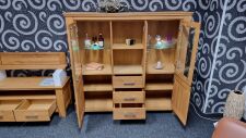 Highboard SIENA s LED osvětlením_ rozměry š/v/h_ 176 / 165 / 47 cm_ čelní pohled_ vnitřní uspořádání_ foto prodejna_ obr. 6