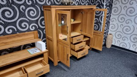 Highboard SIENA s LED osvětlením_ rozměry š/v/h_ 176 / 165 / 47 cm_ šikmý pohled_ vnitřní uspořádání_ foto prodejna_ obr. 7