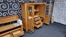 Highboard SIENA s LED osvětlením_ rozměry š/v/h_ 176 / 165 / 47 cm_ šikmý pohled_ vnitřní uspořádání_ foto prodejna_ obr. 7