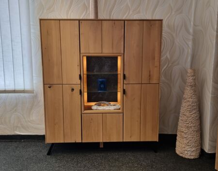 Celomasivní dubový obývací nábytek LISBOA 40 52 30.._ highboard 48,  š/v/h:  130 x 153 x 42 cm, granitová záda v nice_ včetně LED osvětlení_ čelní pohled_ foto prodejna_ obr. 6
