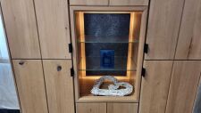 Celomasivní dubový obývací nábytek LISBOA 40 52 30.._ highboard 48,  detail, granitová záda v nice_ včetně LED osvětlení_ foto prodejna_ obr. 8