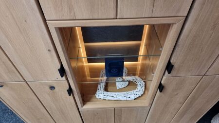 Celomasivní dubový obývací nábytek LISBOA 40 52 30.._ highboard 48,  detail, granitová záda v nice_ včetně LED osvětlení_ foto prodejna_ obr. 9