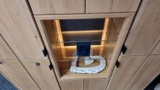 Celomasivní dubový obývací nábytek LISBOA 40 52 30.._ highboard 48,  detail, granitová záda v nice_ včetně LED osvětlení_ foto prodejna_ obr. 9