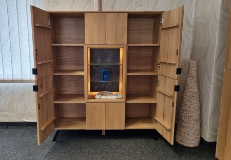 Celomasivní dubový obývací nábytek LISBOA 40 52 30.._ highboard 48,  š/v/h:  130 x 153 x 42 cm, granitová záda v nice_ včetně LED osvětlení_ čelní pohled_ otevřený_ foto prodejna_ obr. 7