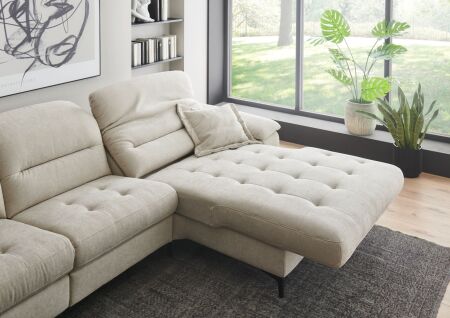 Sedací souprava CORTINA 2600_ detail polohovací motorové relaxační funkce u elementu "Longchair"_ volitelná funkce za příplatek_ v látce Yelda natur_ obr. 10