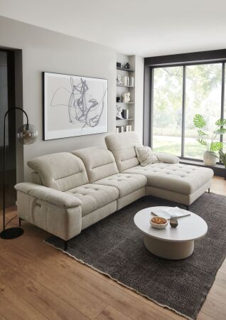 Sedací souprava CORTINA 2600_ sestava 4682_ rohové rozměry zleva 308 x 184 cm_ polohovatelné opěrky hlavy ve standardu_ ostatní volitelné funkce a polštáře za příplatek_ v látce Yelda natur_ obr. 17