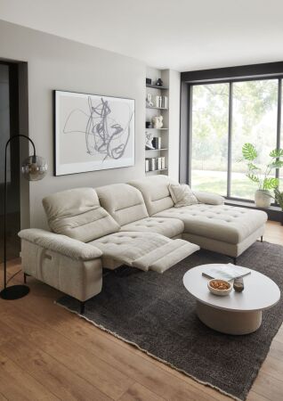 Sedací souprava CORTINA 2600_ rohové rozměry zleva 308 x 184 cm_ polohovatelné opěrky hlavy ve standardu_ ostatní volitelné funkce a polštáře za příplatek_ v látce Yelda natur_ obr. 18