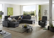 Sedací souprava CINCINATTI_ sestava CanL-2,5EL-SE-1,5AhoR_ rohové rozměry zleva 163 x 319 x 241 cm_ volitelné funkce a polštáře za příplatek_ v látce Miro grau_ foto s modelem_ relaxační  křeslo INTRO není součástí sestavy (možno objednat separátně)_ obr. 1