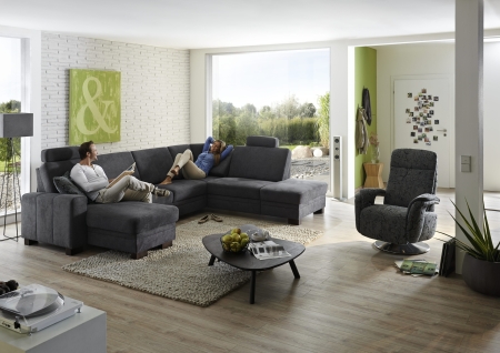 Sedací souprava CINCINATTI_ sestava CanL-2,5EL-SE-1,5AhoR_ rohové rozměry zleva 163 x 319 x 241 cm_ volitelné funkce a polštáře za příplatek_ v látce Miro grau_ foto s modelem_ relaxační  křeslo INTRO není součástí sestavy (možno objednat separátně)_ obr. 1