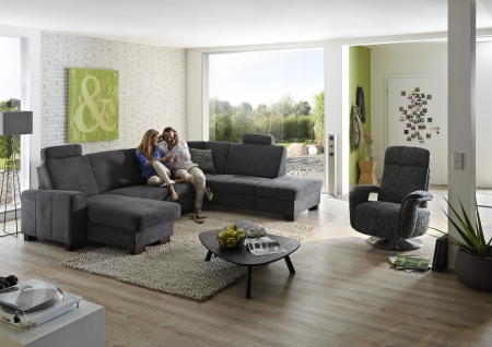 Sedací souprava CINCINATTI_ sestava CanL-2,5EL-SE-1,5AhoR_ rohové rozměry zleva 163 x 319 x 241 cm_ volitelné funkce a polštáře za příplatek_ v látce Miro grau_ foto s modelem_ relaxační  křeslo INTRO není součástí sestavy (možno objednat separátně)_ obr. 2