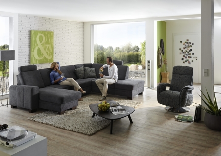 Sedací souprava CINCINATTI_ sestava CanL-2,5EL-SE-1,5AhoR_ rohové rozměry zleva 163 x 319 x 241 cm_ volitelné funkce a polštáře za příplatek_ v látce Miro grau_ foto s modelem_ relaxační  křeslo INTRO není součástí sestavy (možno objednat separátně)_ obr. 3
