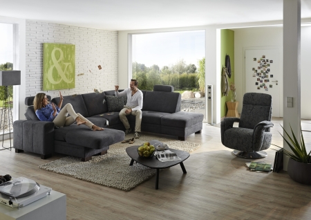 Sedací souprava CINCINATTI_ sestava CanL-2,5EL-SE-1,5AhoR_ rohové rozměry zleva 163 x 319 x 241 cm_ volitelné funkce a polštáře za příplatek_ v látce Miro grau_ foto s modelem_ relaxační  křeslo INTRO není součástí sestavy (možno objednat separátně)_ obr. 4