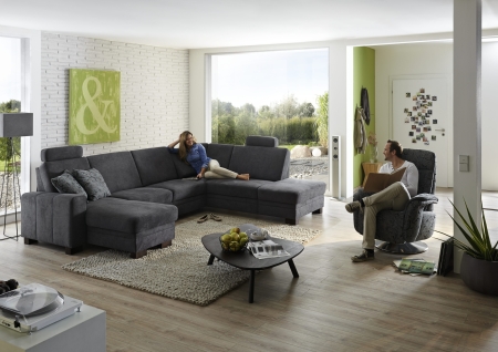 Sedací souprava CINCINATTI_ sestava CanL-2,5EL-SE-1,5AhoR_ rohové rozměry zleva 163 x 319 x 241 cm_ volitelné funkce a polštáře za příplatek_ v látce Miro grau_ foto s modelem_ relaxační  křeslo INTRO není součástí sestavy (možno objednat separátně)_ obr. 5