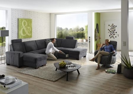 Sedací souprava CINCINATTI_ sestava CanL-2,5EL-SE-1,5AhoR_ rohové rozměry zleva 163 x 319 x 241 cm_ volitelné funkce a polštáře za příplatek_ v látce Miro grau_ foto s modelem_ relaxační  křeslo INTRO není součástí sestavy (možno objednat separátně)_ obr. 6