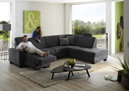 Sedací souprava CINCINATTI_ sestava CanL-2,5EL-SE-1,5AhoR_ rohové rozměry zleva 163 x 319 x 241 cm_ volitelné funkce a polštáře za příplatek_ v látce Miro grau_ foto s modelem_ obr. 10