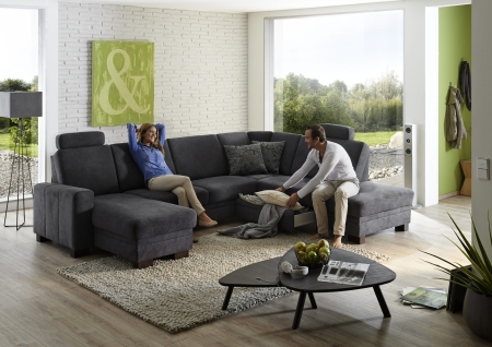 Sedací souprava CINCINATTI_ sestava CanL-2,5EL-SE-1,5AhoR_ rohové rozměry zleva 163 x 319 x 241 cm_ volitelné funkce a polštáře za příplatek_ v látce Miro grau_ foto s modelem_ obr. 11