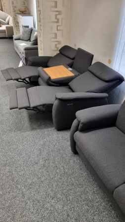 Sedac souprava MAESTRA 3600_ sofa "Cinema" _ motorov polohovac funkce_ 2 sedadla_ sklopn stedov opradlo "stolek" s USB portem_ bon pohled_ foto prodejna_ obr. 9