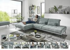 Sedací souprava COSTA_ sestava CanGXLKV - 3KVAhoR_ rohové rozměry zleva 190 x 328 cm_ výška 82-100 cm_ volitelné funkce a polštáře za příplatek_ v látce Famosa ocean_ foto s modelem_ obr. 27 Sedací souprava COSTA_ sestava CanGXLKV - 3KVAhoR_ rohové rozměry zleva 190 x 328 cm_ výška 82-100 cm_ volitelné funkce a polštáře za příplatek_ v látce Famosa ocean_ foto s modelem_ obr. 27