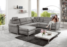 Sedací souprava DAKOTA_ sestava CanMoL_2,5EL_RERR_WA1L2,5RWFAR_ rohové rozměry zleva 173 x 330 x 262 cm_ výška 89/92 cm_ výška s opěrkou hlavy 109-112 cm_ v látce Ledaro-alu_ volitelné funkce za příplatek_ foto s modelem_ obr. 2 Sedací souprava DAKOTA_ sestava CanMoL_2,5EL_RERR_WA1L2,5RWFAR_ rohové rozměry zleva 173 x 330 x 262 cm_ výška 89/92 cm_ výška s opěrkou hlavy 109-112 cm_ v látce Ledaro-alu_ volitelné funkce za příplatek_ foto s modelem_ obr. 2