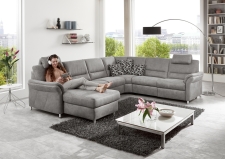 Sedací souprava DAKOTA_ sestava CanMoL_2,5EL_RERR_WA1L2,5RWFAR_ rohové rozměry zleva 173 x 330 x 262 cm_ výška 89/92 cm_ výška s opěrkou hlavy 109-112 cm_ v látce Ledaro-alu_ volitelné funkce za příplatek_ foto s modelem_ obr. 3 Sedací souprava DAKOTA_ sestava CanMoL_2,5EL_RERR_WA1L2,5RWFAR_ rohové rozměry zleva 173 x 330 x 262 cm_ výška 89/92 cm_ výška s opěrkou hlavy 109-112 cm_ v látce Ledaro-alu_ volitelné funkce za příplatek_ foto s modelem_ obr. 3