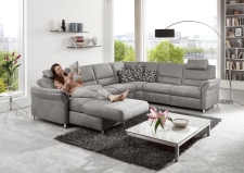 Sedací souprava DAKOTA_ sestava CanMoL_2,5EL_RERR_WA1L2,5RWFAR_ rohové rozměry zleva 173 x 330 x 262 cm_ výška 89/92 cm_ výška s opěrkou hlavy 109-112 cm_ v látce Ledaro-alu_ volitelné funkce za příplatek_ foto s modelem_ obr. 4 Sedací souprava DAKOTA_ sestava CanMoL_2,5EL_RERR_WA1L2,5RWFAR_ rohové rozměry zleva 173 x 330 x 262 cm_ výška 89/92 cm_ výška s opěrkou hlavy 109-112 cm_ v látce Ledaro-alu_ volitelné funkce za příplatek_ foto s modelem_ obr. 4