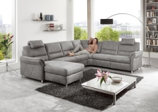 Sedací souprava DAKOTA_ sestava CanMoL_2,5EL_RERR_WA1L2,5RWFAR_ rohové rozměry zleva 173 x 330 x 262 cm_ výška 89/92 cm_ výška s opěrkou hlavy 109-112 cm_ v látce Ledaro-alu_ volitelné funkce za příplatek_ foto s modelem_ obr. 5 Sedací souprava DAKOTA_ sestava CanMoL_2,5EL_RERR_WA1L2,5RWFAR_ rohové rozměry zleva 173 x 330 x 262 cm_ výška 89/92 cm_ výška s opěrkou hlavy 109-112 cm_ v látce Ledaro-alu_ volitelné funkce za příplatek_ foto s modelem_ obr. 5