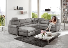 Sedací souprava DAKOTA_ sestava CanMoL_2,5EL_RERR_WA1L2,5RWFAR_ rohové rozměry zleva 173 x 330 x 262 cm_ výška 89/92 cm_ výška s opěrkou hlavy 109-112 cm_ v látce Ledaro-alu_ volitelné funkce za příplatek_ foto s modelem_ obr. 6 Sedací souprava DAKOTA_ sestava CanMoL_2,5EL_RERR_WA1L2,5RWFAR_ rohové rozměry zleva 173 x 330 x 262 cm_ výška 89/92 cm_ výška s opěrkou hlavy 109-112 cm_ v látce Ledaro-alu_ volitelné funkce za příplatek_ foto s modelem_ obr. 6