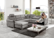 Sedací souprava DAKOTA_ sestava CanMoL_2,5EL_RERR_WA1L2,5RWFAR_ rohové rozměry zleva 173 x 330 x 262 cm_ výška 89/92 cm_ výška s opěrkou hlavy 109-112 cm_ v látce Ledaro-alu_ volitelné funkce za příplatek_ foto s modelem_ obr. 7 Sedací souprava DAKOTA_ sestava CanMoL_2,5EL_RERR_WA1L2,5RWFAR_ rohové rozměry zleva 173 x 330 x 262 cm_ výška 89/92 cm_ výška s opěrkou hlavy 109-112 cm_ v látce Ledaro-alu_ volitelné funkce za příplatek_ foto s modelem_ obr. 7