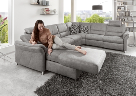 Sedací souprava DAKOTA_ sestava CanMoL_2,5EL_RERR_WA1L2,5RWFAR_ rohové rozměry zleva 173 x 330 x 262 cm_ výška 89/92 cm_ výška s opěrkou hlavy 109-112 cm_ v látce Ledaro-alu_ volitelné funkce za příplatek_ foto s modelem_ obr. 8