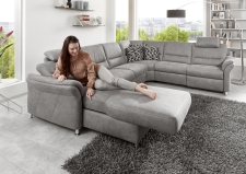 Sedací souprava DAKOTA_ sestava CanMoL_2,5EL_RERR_WA1L2,5RWFAR_ rohové rozměry zleva 173 x 330 x 262 cm_ výška 89/92 cm_ výška s opěrkou hlavy 109-112 cm_ v látce Ledaro-alu_ volitelné funkce za příplatek_ foto s modelem_ obr. 8 Sedací souprava DAKOTA_ sestava CanMoL_2,5EL_RERR_WA1L2,5RWFAR_ rohové rozměry zleva 173 x 330 x 262 cm_ výška 89/92 cm_ výška s opěrkou hlavy 109-112 cm_ v látce Ledaro-alu_ volitelné funkce za příplatek_ foto s modelem_ obr. 8