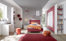 Studenstký nábytek ESPERO (červená varianta)_šatní skříň s posuvnými dveřmi (Quadr-optika) 243 cm_čalouněná postel 120 cm_noční stolek_psací stůl 90 cm_2x samostatně stojící regál s 5-ti policemi 230 cm_obr. 2 Studenstký nábytek ESPERO (červená varianta)_šatní skříň s posuvnými dveřmi (Quadr-optika) 243 cm_čalouněná postel 120 cm_noční stolek_psací stůl 90 cm_2x samostatně stojící regál s 5-ti policemi 230 cm_obr. 2