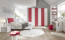 Studenstký nábytek ESPERO (červená varianta)_šatní skříň s posuvnými dveřmi (Vertik.-optika) 243 cm_čalouněná postel 120 cm_noční stolek_psací stůl 138 cm_samostatně stojící regál s 3 policemi 230 cm_obr. 3 Studenstký nábytek ESPERO (červená varianta)_šatní skříň s posuvnými dveřmi (Vertik.-optika) 243 cm_čalouněná postel 120 cm_noční stolek_psací stůl 138 cm_samostatně stojící regál s 3 policemi 230 cm_obr. 3