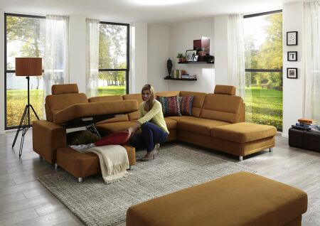 Sedac souprava EMOTION II._ sestava KSCanFL-2,5AEL-1,5KOSRKSR_ rohov rozmry zleva 166 x 311 x 234 cm_ vka 85 cm_ vka s oprkou hlavy 103 cm_ + taburet XXLHoF_ v ltce Holiday siena_ lon prostor_ foto s modelem_ obr. 7