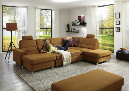 Sedac souprava EMOTION II._ sestava KSCanFL-2,5AEL-1,5KOSRKSR_ rohov rozmry zleva 166 x 311 x 234 cm_ vka 85 cm_ vka s oprkou hlavy 103 cm_ + taburet XXLHoF_ v ltce Holiday siena_ funkce na span_ foto s modelem_ obr. 8