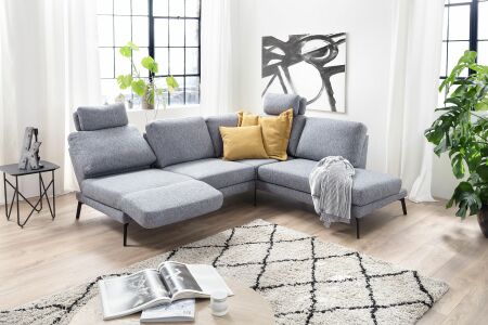 Sedací souprava ENJOY_ sestava 2-sed (varianta 10) + rohový element s 1-sedem a ukončovacím dílem (varianta 28)_ rohové rozměry zleva 292 x 223 cm_ výška 82 cm_ výška s opěrkou hlavy 102 cm_ s vytočeným sedákem_ v látce Prime blue grey_ obr. 6