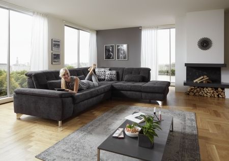 Sedací souprava ENNA_ sestava 3LST-SE-1,5STAhoR_ rohové rozměry zleva 310 x 260 cm_ výška 85-100 cm_  nastavení hloubky sedu (polohovatelná opěradla) ve standardu_ ostatní funkce za příplatek_ v látce Belle-black_ foto s modelem_ obr. 2