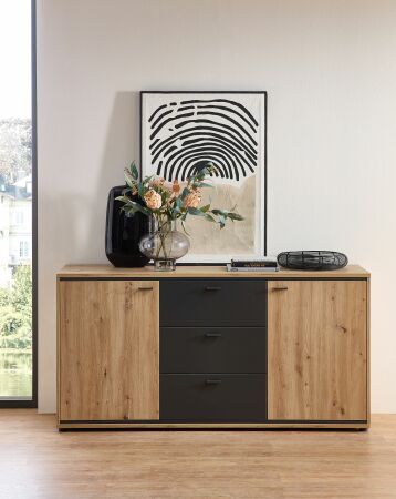 Nábytek do obývacího pokoje ANCOS I._ sideboard 40 E8 HG 20_ rozměry š/v/h_ 170/86/49 cm_ čelní pohled_ foto s dekorací_ obr. 3