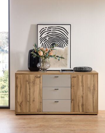 Nábytek do obývacího pokoje ANCOS II._ sideboard 40 E8 RM 20_ rozměry š/v/h_ 170/86/49 cm_ čelní pohled_ foto s dekorací_ obr. 9