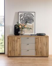 Nábytek do obývacího pokoje ANCOS II._ sideboard 40 E8 RM 20_ rozměry š/v/h_ 170/86/49 cm_ čelní pohled_ foto s dekorací_ obr. 9